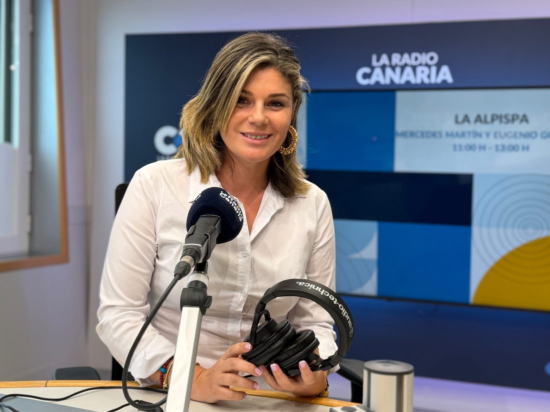 Yaiza Díaz presentando Tiempo de Alisios en La Radio Canaria